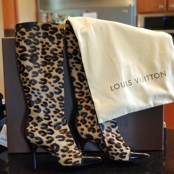 Louis Vuitton up to knee  boots heeled - Picture 2 of 3